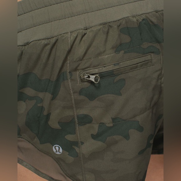 Lululemon Hotty Hot Short Savasana Camo Fatigue Green, Size 6 - Picture 7 of 12